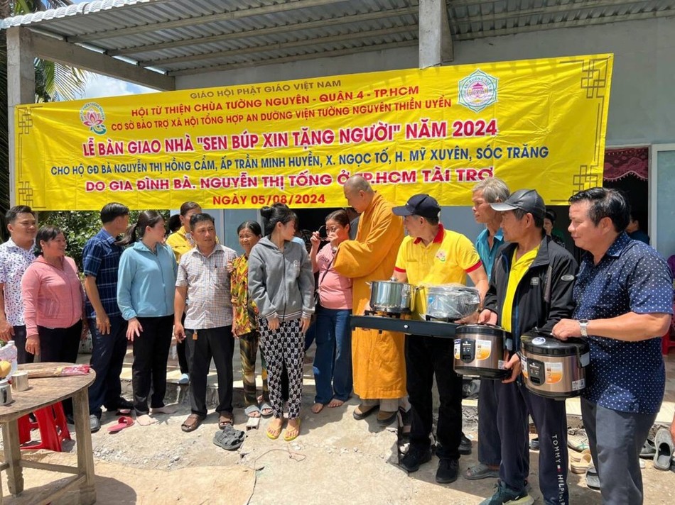 Đoàn từ thiện bàn giao nhà &quot;Sen búp xin tặng người&quot;, tại xã Ngọc Tố, H.Mỹ Xuyên