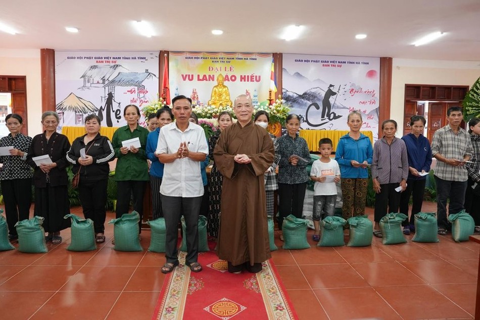 Hòa thượng Thích Bảo Nghiêm đã trực tiếp trao tặng những phần quà đến các gia đình thương binh, bệnh binh Hòa thượng Thích Bảo Nghiêm đã trực tiếp trao tặng những phần quà đến các gia đình thương binh, bệnh binh