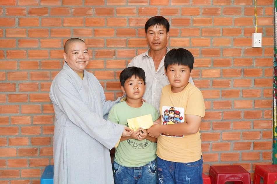 Tặng quà đến gia đình