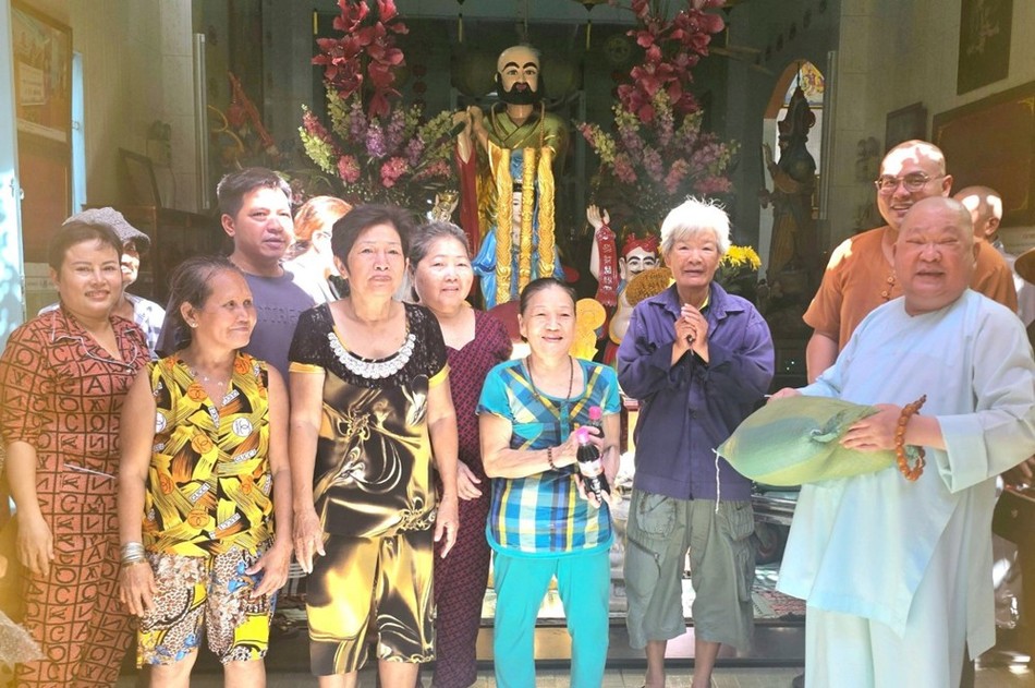 Bà con nghèo tại địa phương đến chùa nhận quà