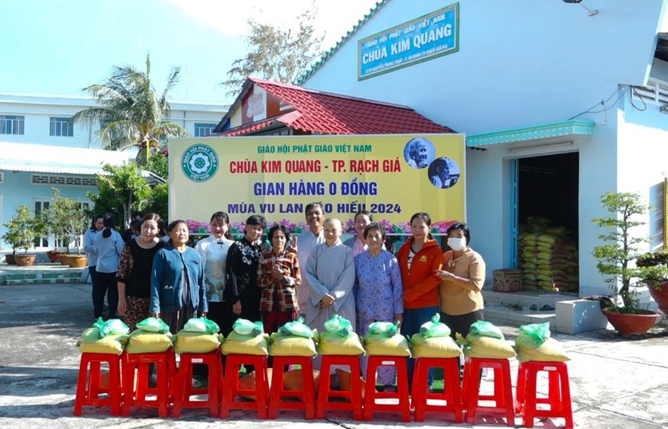 Sư cô Thích nữ Như Lý tặng quà đến bà con địa phương