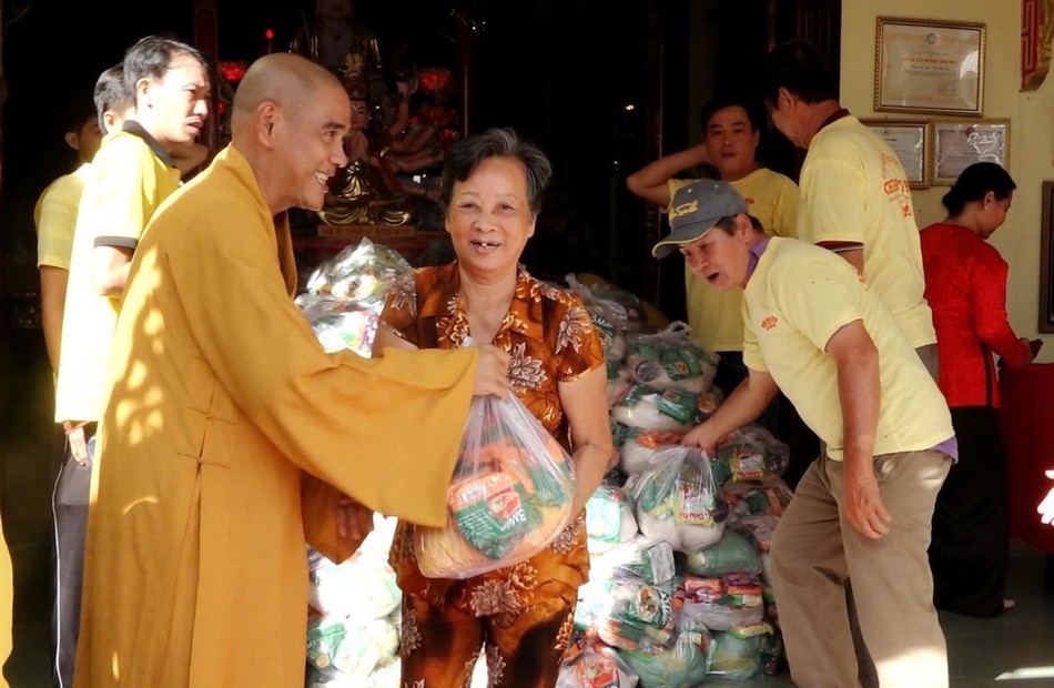 Thượng tọa Thích Thiện Thành trao quà