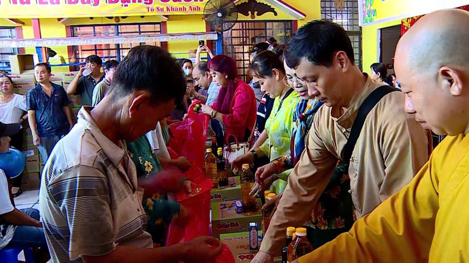 Chùa Phước Nguyên (H.Trà Ôn, Vĩnh Long) trao quà đến bà con khó khăn dịp Vu lan Chùa Phước Nguyên (H.Trà Ôn, Vĩnh Long) trao quà đến bà con khó khăn dịp Vu lan