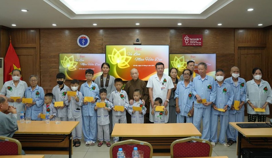 Trao quà đến bệnh nhân