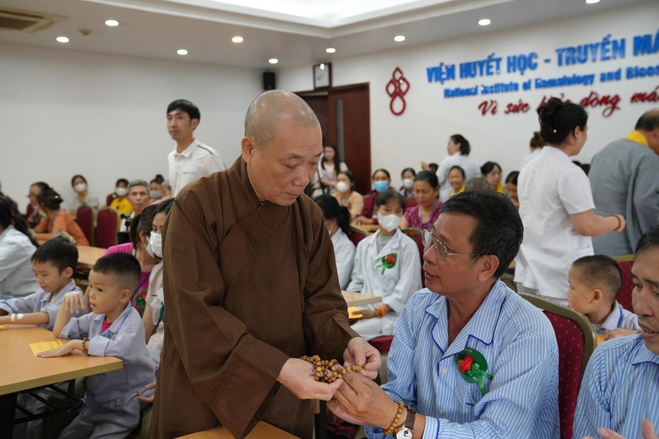 Hòa thượng Thích Bảo Nghiêm trao tặng chuỗi hạt đeo tay đến bệnh nhân