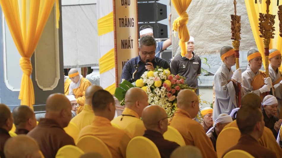 Ông Nguyễn Xuân Quyết cung tuyên tiểu sử Ni trưởng Ông Nguyễn Xuân Quyết cung tuyên tiểu sử Ni trưởng