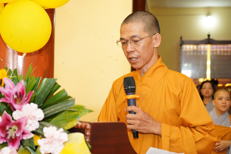Thượng tọa Thích Minh Độ, Trưởng ban Tổ chức phát biểu khai mạc buổi lễ