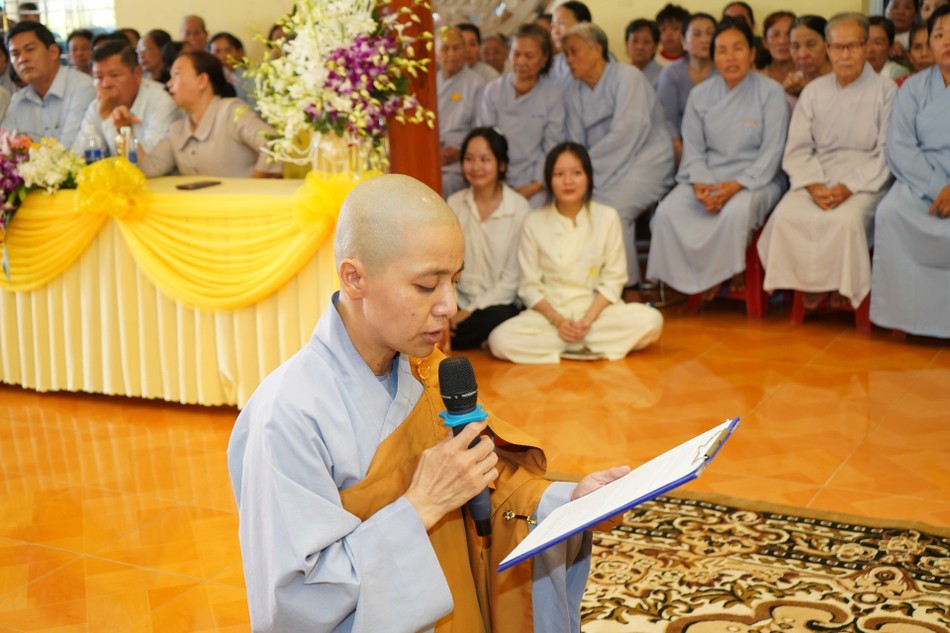 Sư cô Thích nữ Huệ Thông phát biểu nhận nhiệm vụ