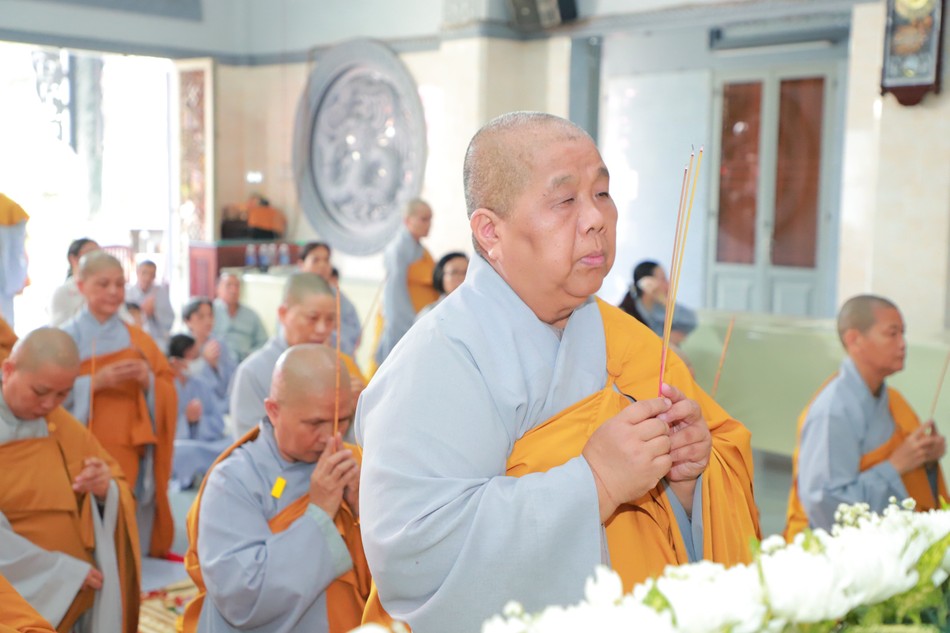 Ni sư Thích nữ Lệ Thuận dâng hương tưởng niệm cố Ni trưởng Thích nữ Như Bổn