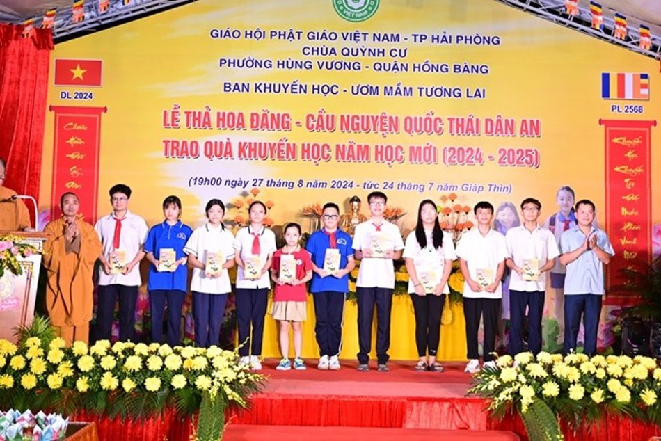 Ban Khuyến học “Ươm mầm tương lai” trao học bổng cho học sinh Ban Khuyến học “Ươm mầm tương lai” trao học bổng cho học sinh