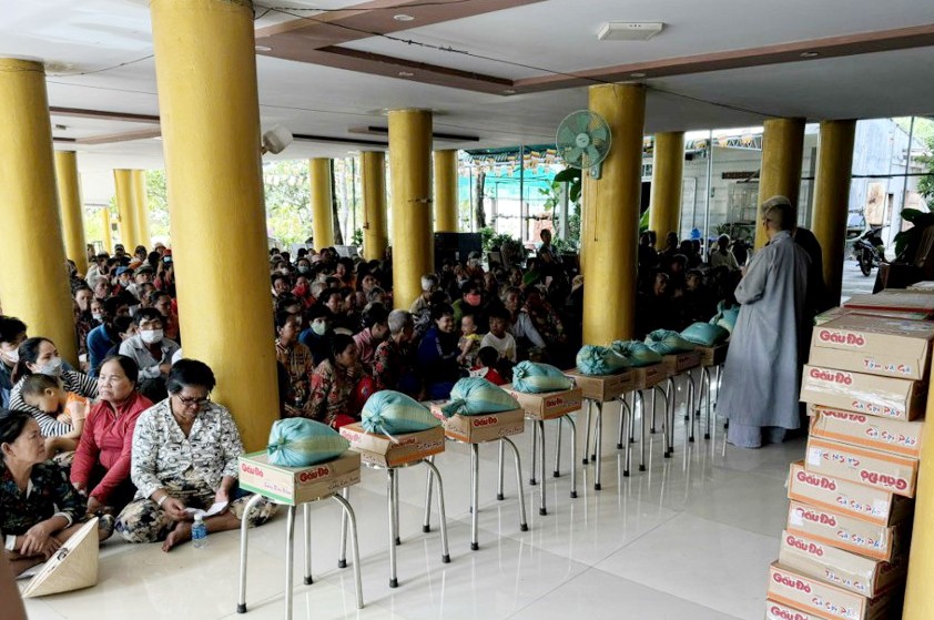 Chùa Bửu Long tặng 500 phần quà đến hộ nghèo tại địa phương Chùa Bửu Long tặng 500 phần quà đến hộ nghèo tại địa phương