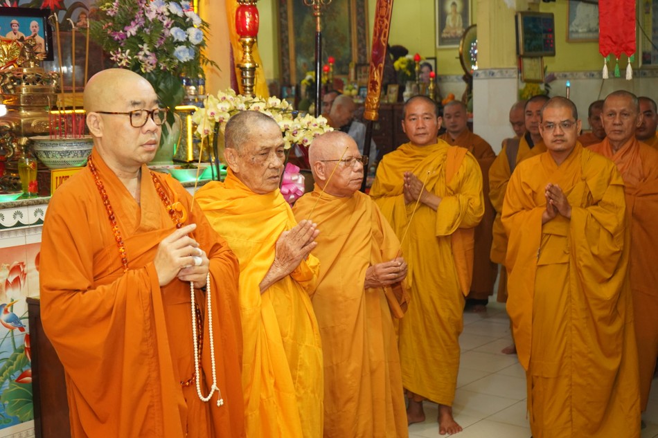 Chư tôn đức thắp nén tâm hương tưởng niệm Hòa thượng Thích Thiện Duyên Chư tôn đức thắp nén tâm hương tưởng niệm Hòa thượng Thích Thiện Duyên