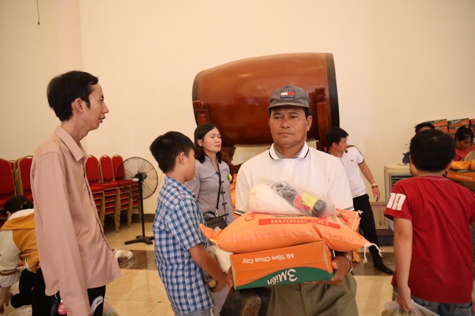 Chùa Phật Quốc Vạn Thành đã trao 300 phần quà đến người dân địa phương Chùa Phật Quốc Vạn Thành đã trao 300 phần quà đến người dân địa phương