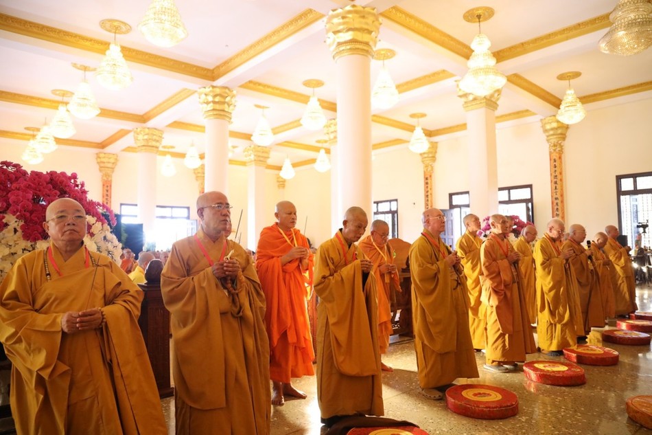 Chư tôn đức dâng hương, đảnh lễ Tam bảo, nguyện cầu quốc thái dân an Chư tôn đức dâng hương, đảnh lễ Tam bảo, nguyện cầu quốc thái dân an