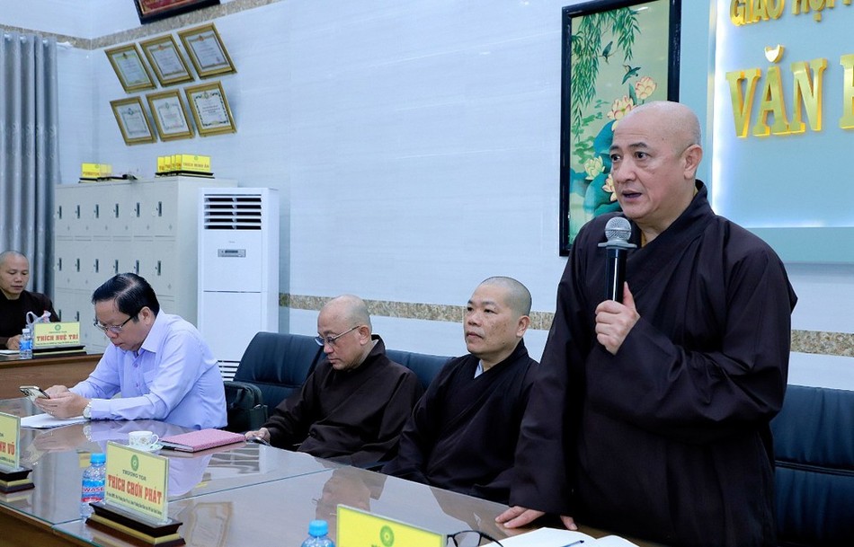 Hòa thượng Thích Huệ Thông chủ trì buổi họp Hòa thượng Thích Huệ Thông chủ trì buổi họp