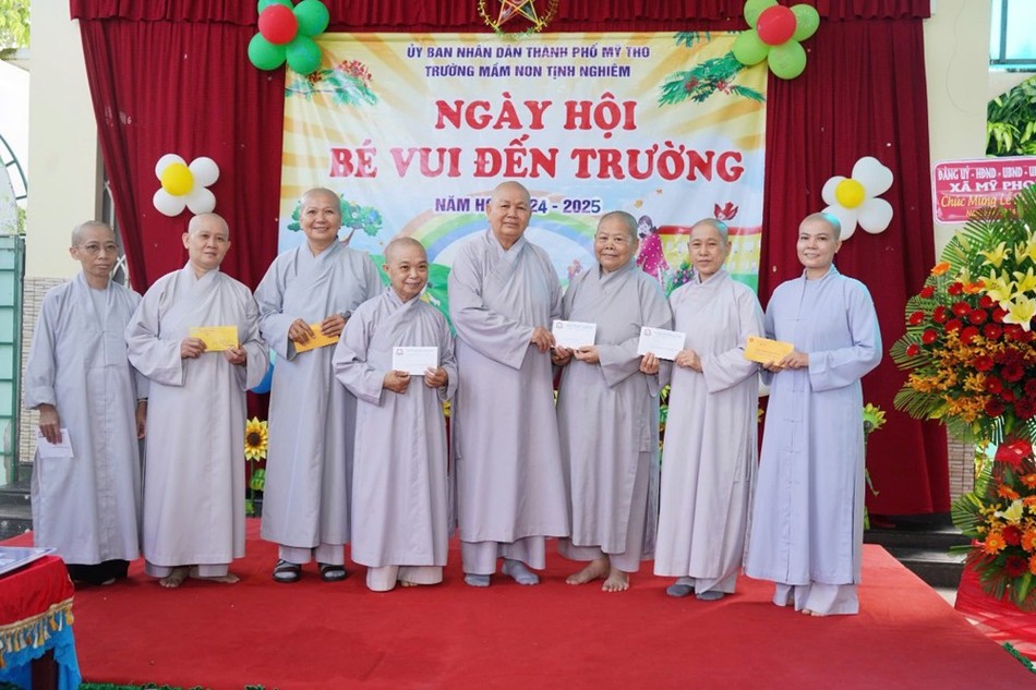 Chư tôn đức Ni ủng hộ kinh phí năm học mới