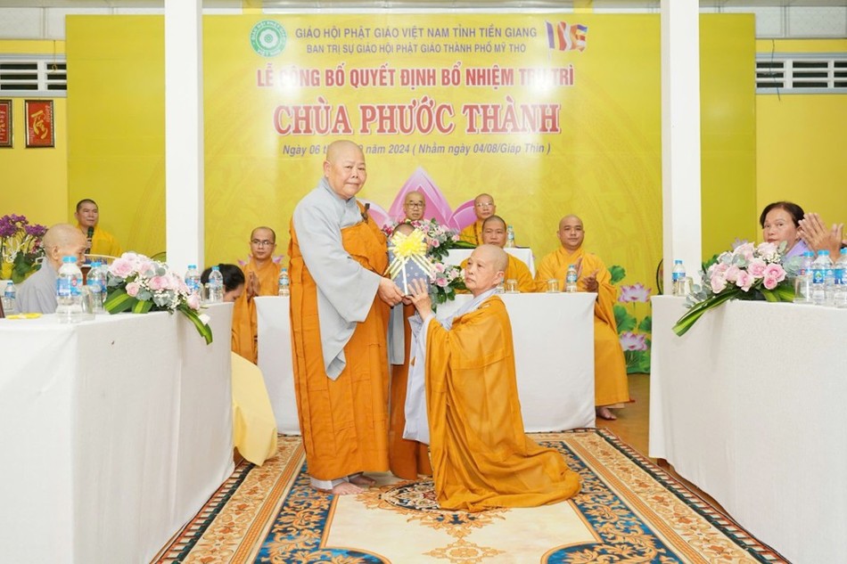 Ni trưởng Thích nữ Tịnh Nghiêm trao pháp bảo (kinh, luật) đến Sư cô tân trụ trì Ni trưởng Thích nữ Tịnh Nghiêm trao pháp bảo (kinh, luật) đến Sư cô tân trụ trì