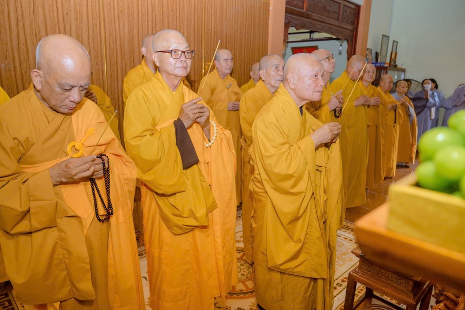 Chư tôn giáo phẩm dâng hương tưởng niệm Giác linh Tổ sư Khánh Thông Chư tôn giáo phẩm dâng hương tưởng niệm Giác linh Tổ sư Khánh Thông