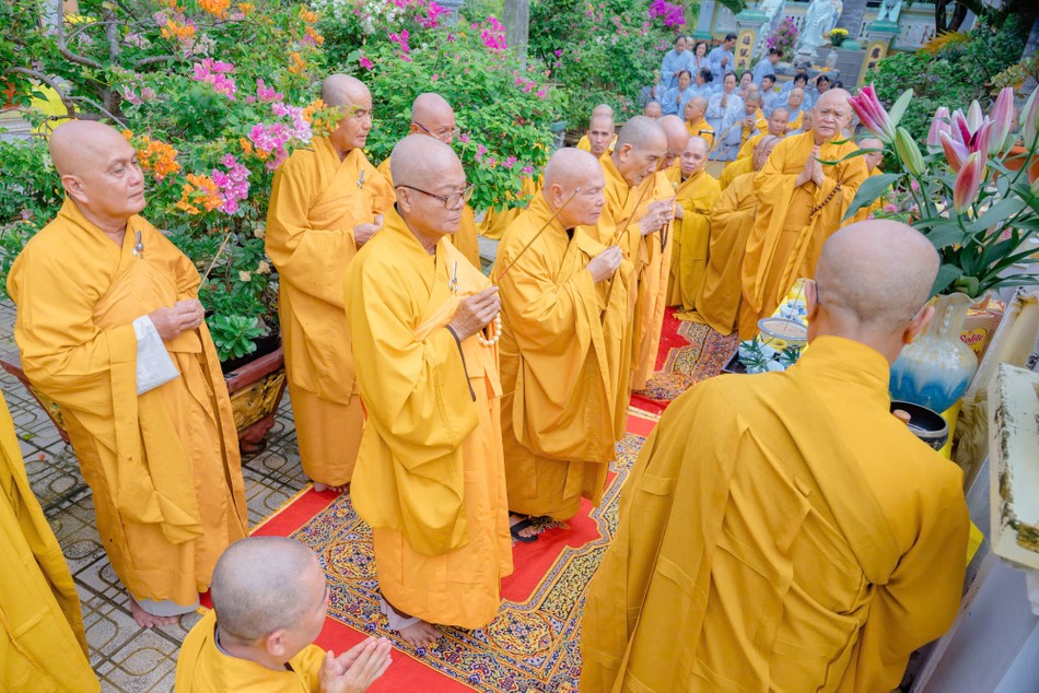 Dâng hương tưởng niệm trước bảo tháp của Tổ sư Khánh Thông Dâng hương tưởng niệm trước bảo tháp của Tổ sư Khánh Thông