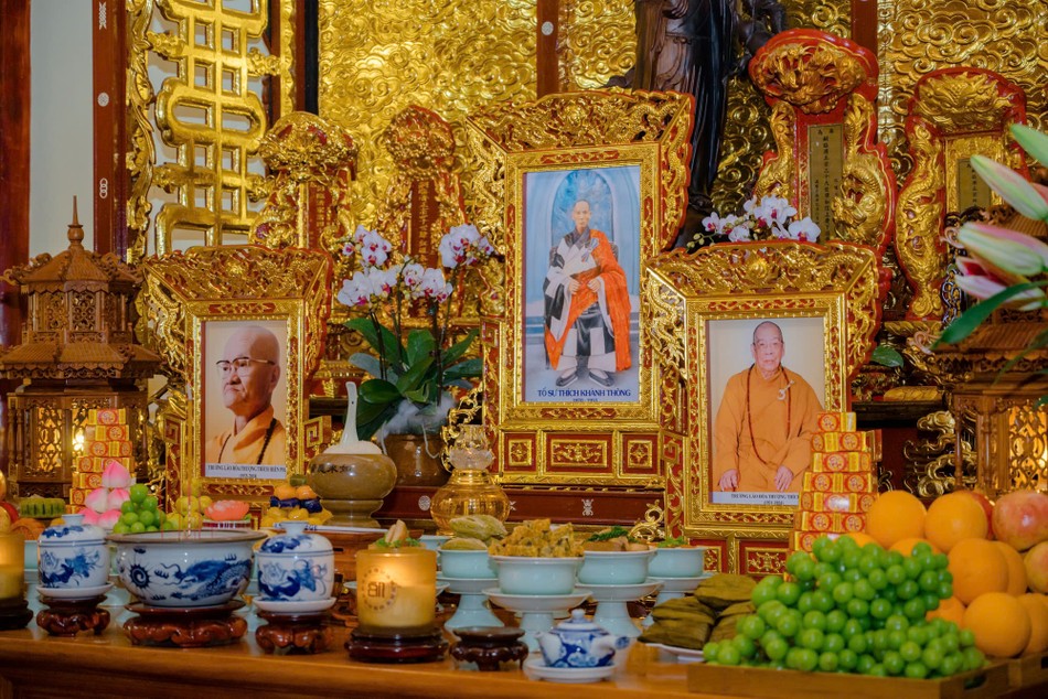 Di ảnh Tổ sư Khánh Thông tại Tổ đường tổ đình Bửu Sơn Di ảnh Tổ sư Khánh Thông tại Tổ đường tổ đình Bửu Sơn