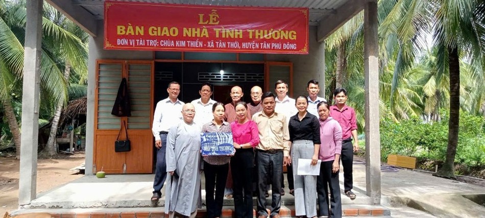 Bàn giao nhà tình thương đến hộ nghèo xã Tân Thới Bàn giao nhà tình thương đến hộ nghèo xã Tân Thới