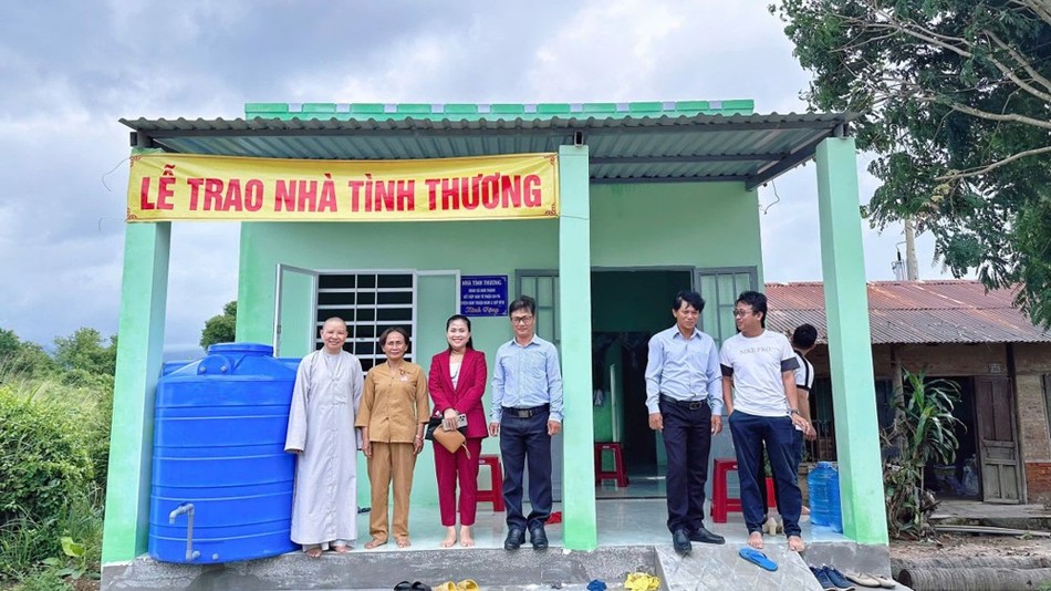 Bàn giao căn nhà mới Bàn giao căn nhà mới