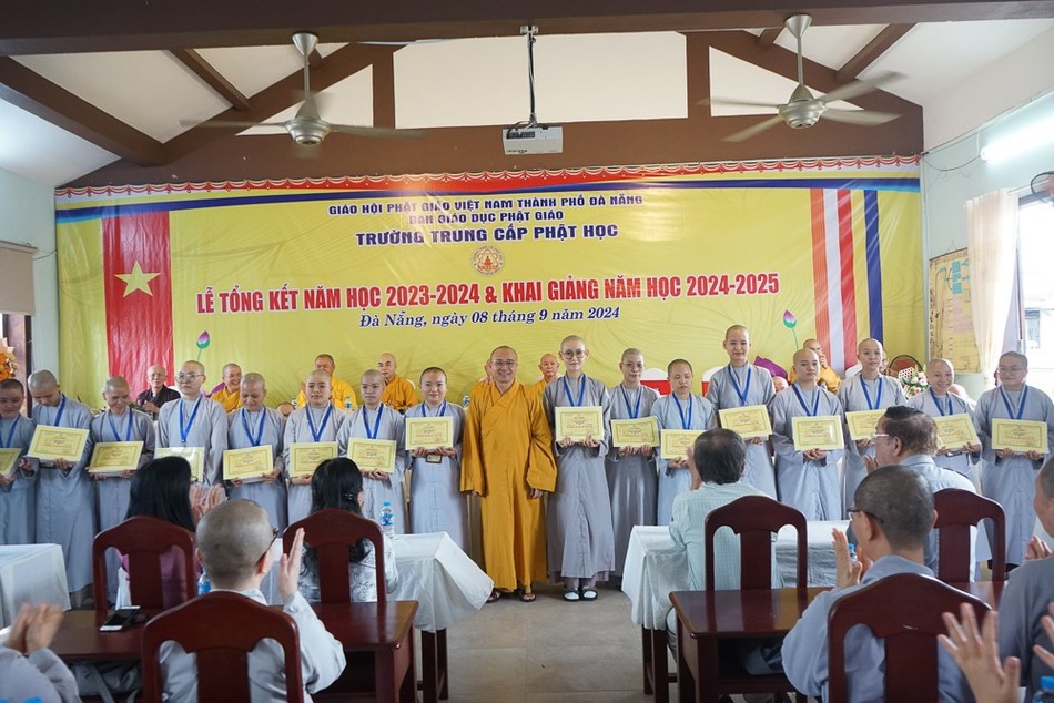 Trao Giấy khen đến Ni sinh Trao Giấy khen đến Ni sinh