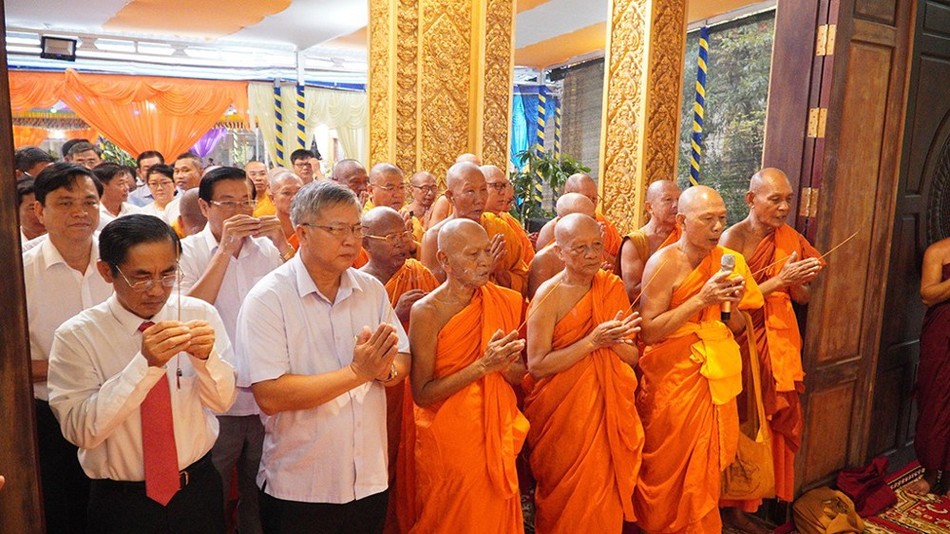 Chư tôn giáo phẩm và đại diện lãnh đạo các cơ quan dâng hương tưởng niệm Giác linh Trưởng lão Hòa thượng Danh Nhưỡng