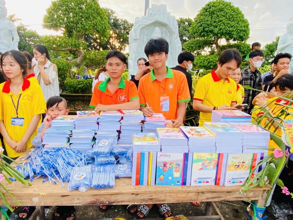 Chương trình "Vui hội Trung thu" chùa Vạn Phước với phiên chợ quê, tự chọn dụng cụ học tập Chương trình "Vui hội Trung thu" chùa Vạn Phước với phiên chợ quê, tự chọn dụng cụ học tập