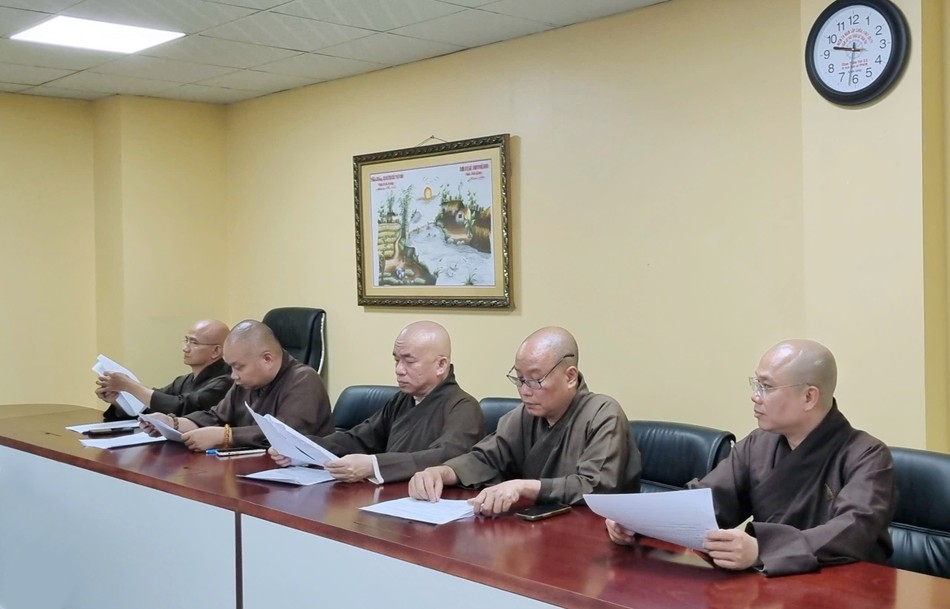 Chư tôn đức tham dự buổi họp thảo luận công tác tổ chức đêm trung thu