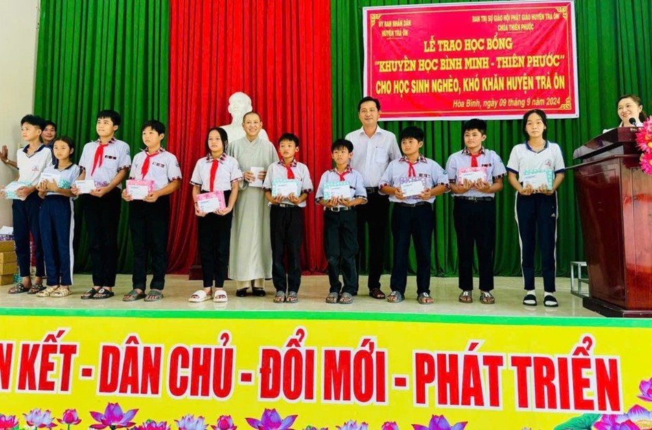 Chùa Thiên Phước trao học bổng cho học sinh
