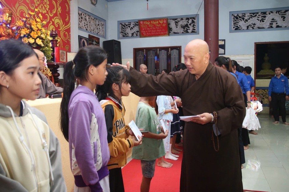 Trao quà đến các em học sinh vượt khó học giỏi