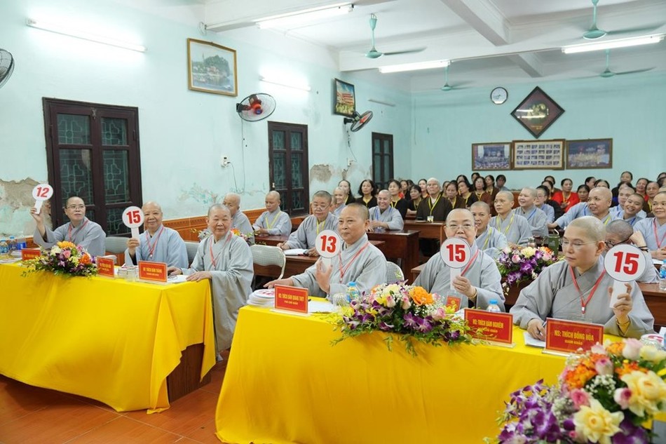 Chư Ni Ban Giám khảo chấm điểm phần thi của thí sinh Chư Ni Ban Giám khảo chấm điểm phần thi của thí sinh