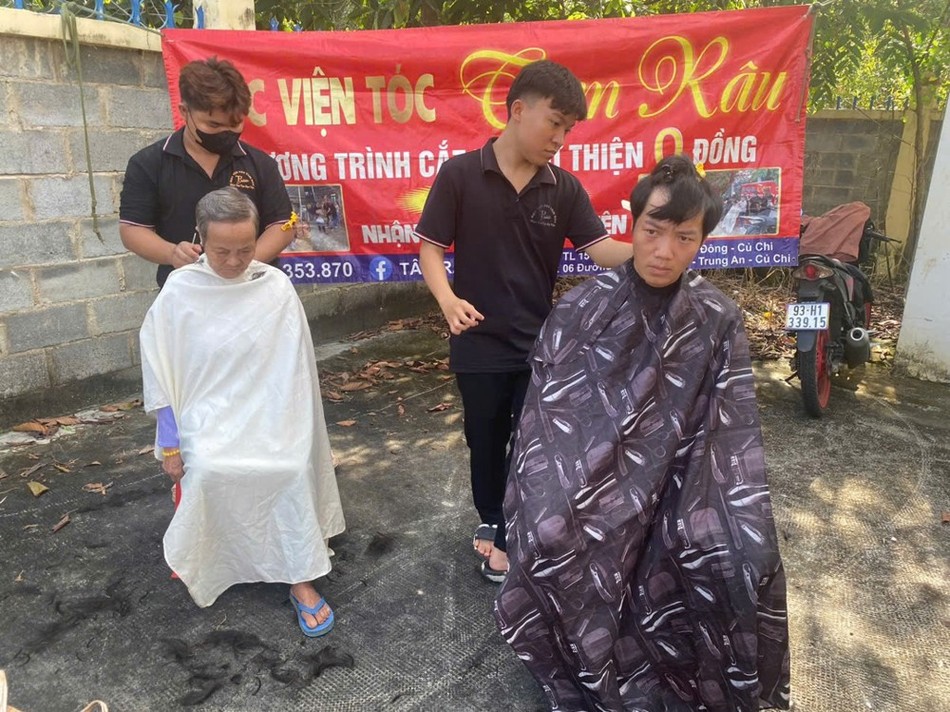 Salon tóc tâm Râu đã thực hiện cắt tóc miễn phí cho bà con địa phương