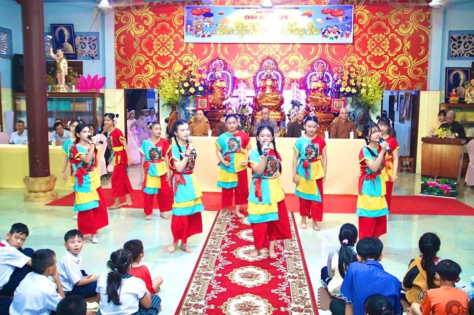 Các em thiếu nhi biểu diễn văn nghệ khai mạc