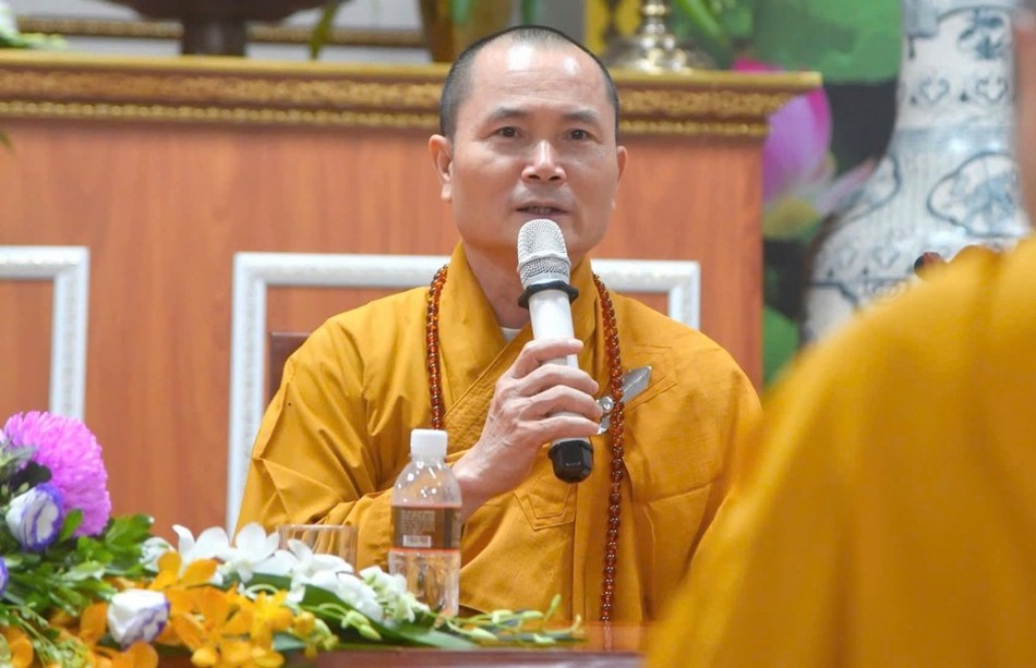 Thượng tọa Thích Minh Thuận ban đạo từ