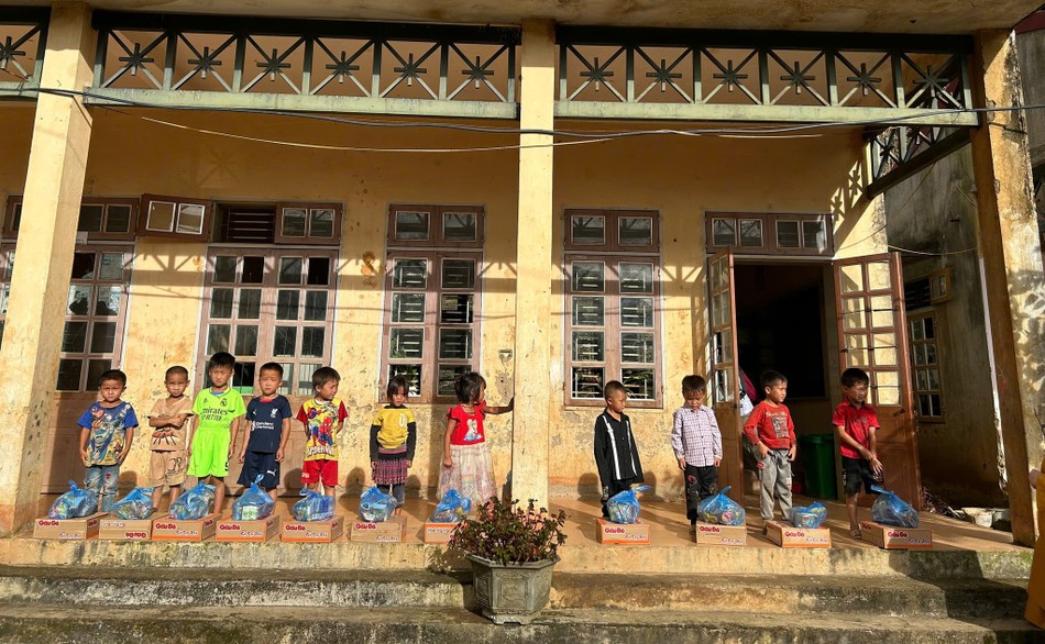 Các em học sinh được nhận quà của đoàn