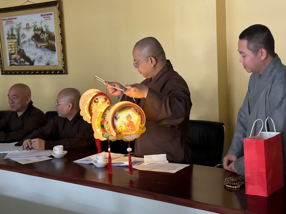 Những chiếc lồng đèn do Phật tử chùa Định Thành thực hiện Những chiếc lồng đèn do Phật tử chùa Định Thành thực hiện