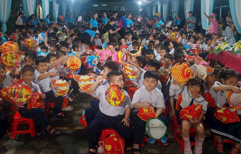 Các em thiếu nhi, học sinh vui Tết Trung thu Các em thiếu nhi, học sinh vui Tết Trung thu