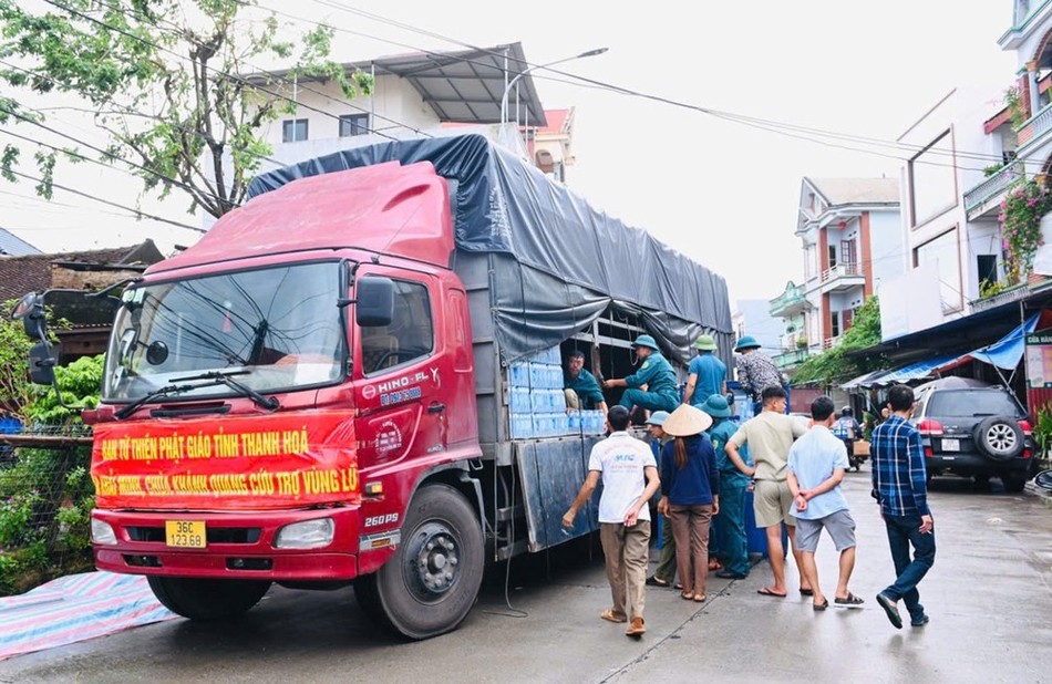 Xuống quà cứu trợ tại tỉnh Thanh Hóa Xuống quà cứu trợ tại tỉnh Thanh Hóa