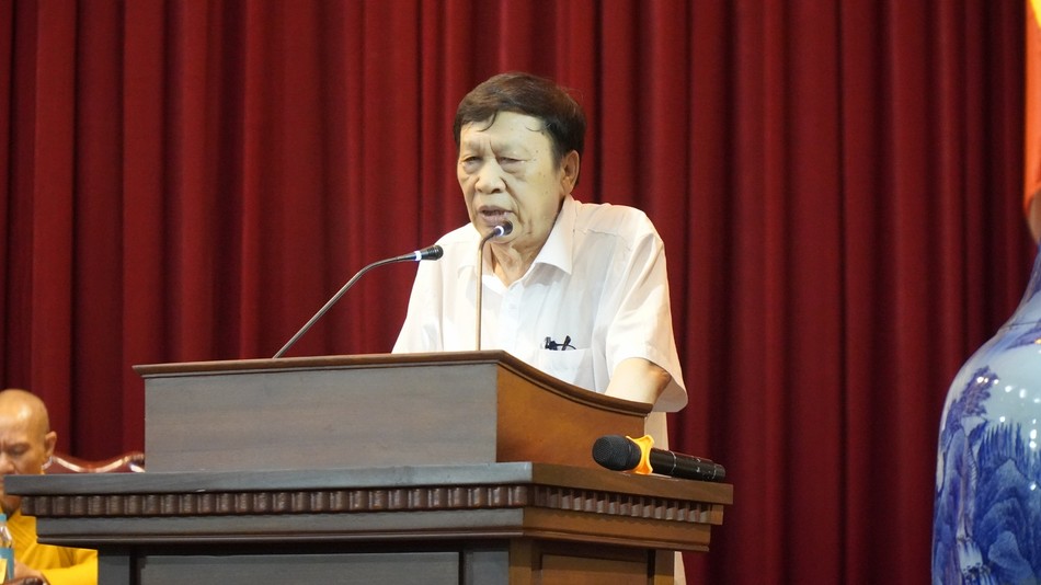 Giáo sư Lương Gia Tĩnh báo cáo tại buổi lễ Giáo sư Lương Gia Tĩnh báo cáo tại buổi lễ