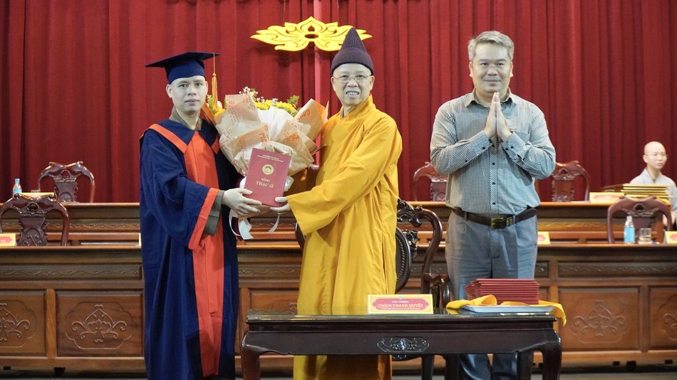 Các Tăng Ni sinh đón nhận bằng Tốt nghiệp Các Tăng Ni sinh đón nhận bằng Tốt nghiệp