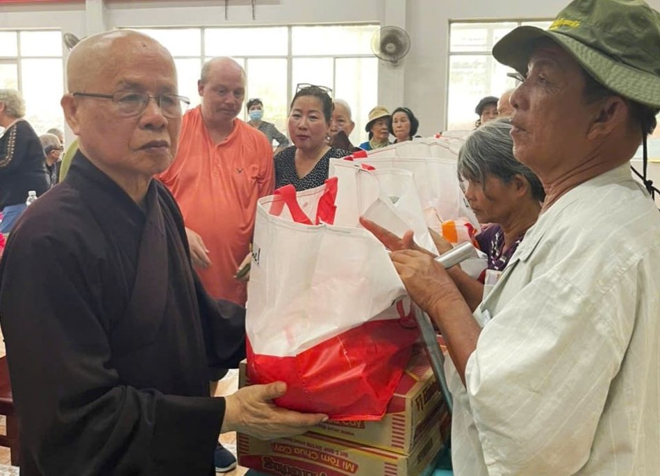 Hòa thượng Thích Chơn Nguyên trao quà đến người khiếm thị khó khăn Hòa thượng Thích Chơn Nguyên trao quà đến người khiếm thị khó khăn