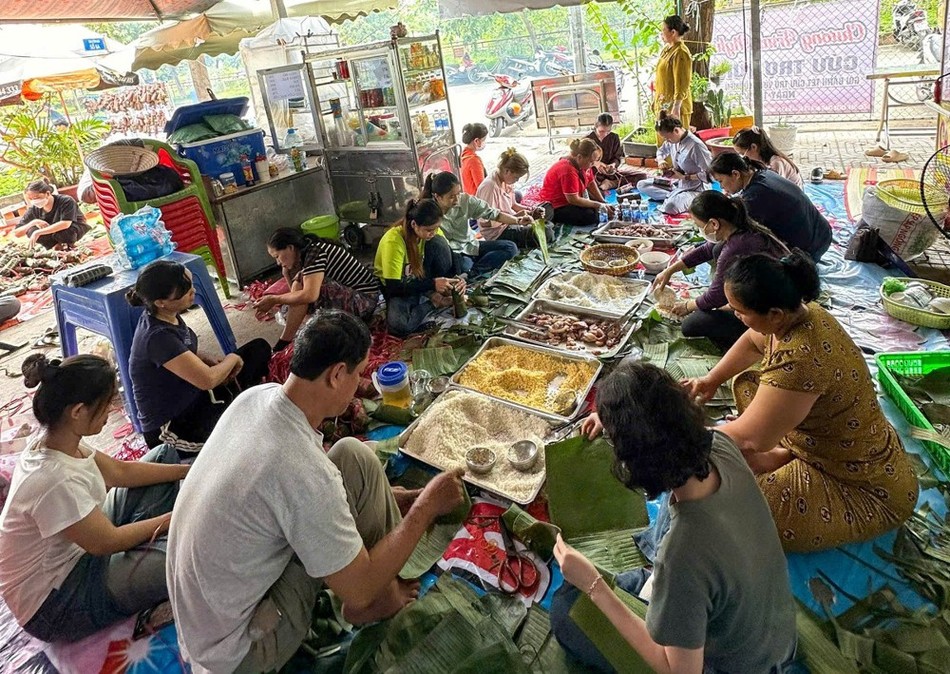 Hàng ngàn chiếc bánh tét được khẩn trương gói, nấu để kịp chuẩn bị chuyển ra chia sẻ bà con vùng lũ các tỉnh thành miền Bắc Hàng ngàn chiếc bánh tét được khẩn trương gói, nấu để kịp chuẩn bị chuyển ra chia sẻ bà con vùng lũ các tỉnh thành miền Bắc