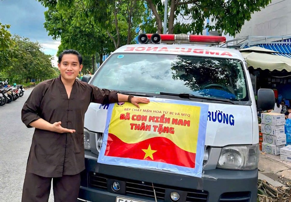 Những chuyến xe chở hàng cứu trợ đến vùng lũ các tỉnh thành miền Bắc Những chuyến xe chở hàng cứu trợ đến vùng lũ các tỉnh thành miền Bắc