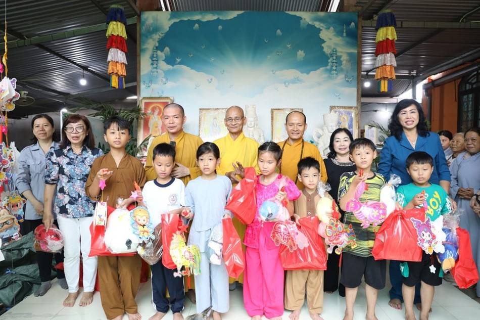 Trao quà trung thu đến các em nhỏ Trao quà trung thu đến các em nhỏ