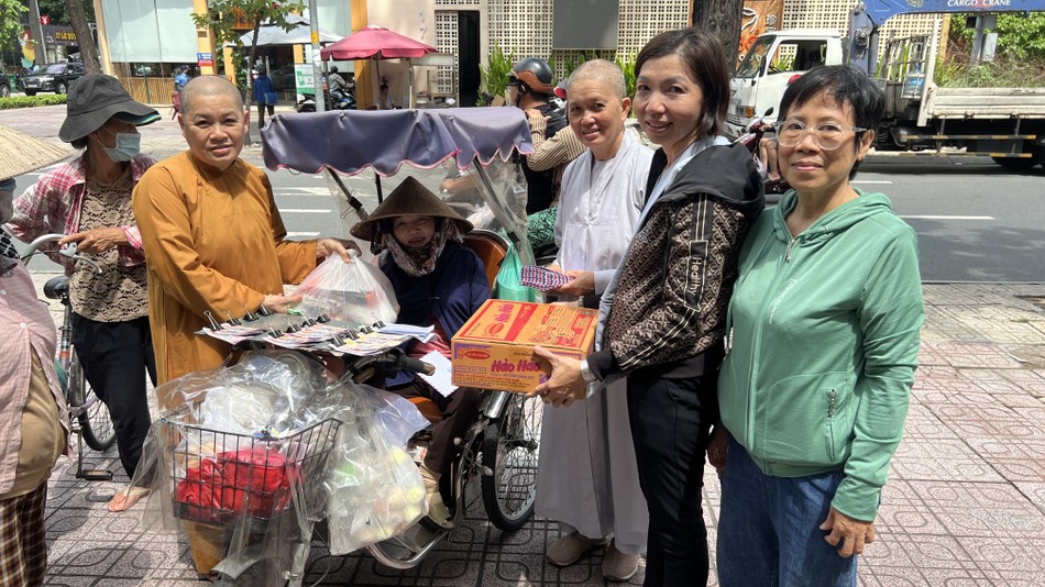 Ban Từ thiện xã hội báo Giác Ngộ tặng quà đến bà con bán bán vé số - Ảnh: BTTXHBGN