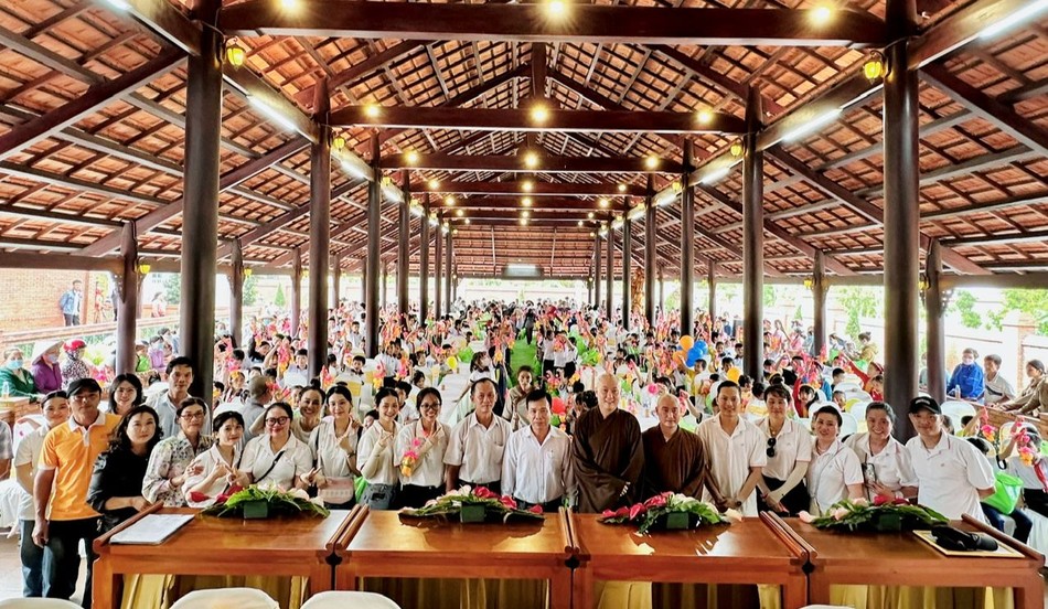 Chụp ảnh cùng các cháu thiếu nhi Chụp ảnh cùng các cháu thiếu nhi