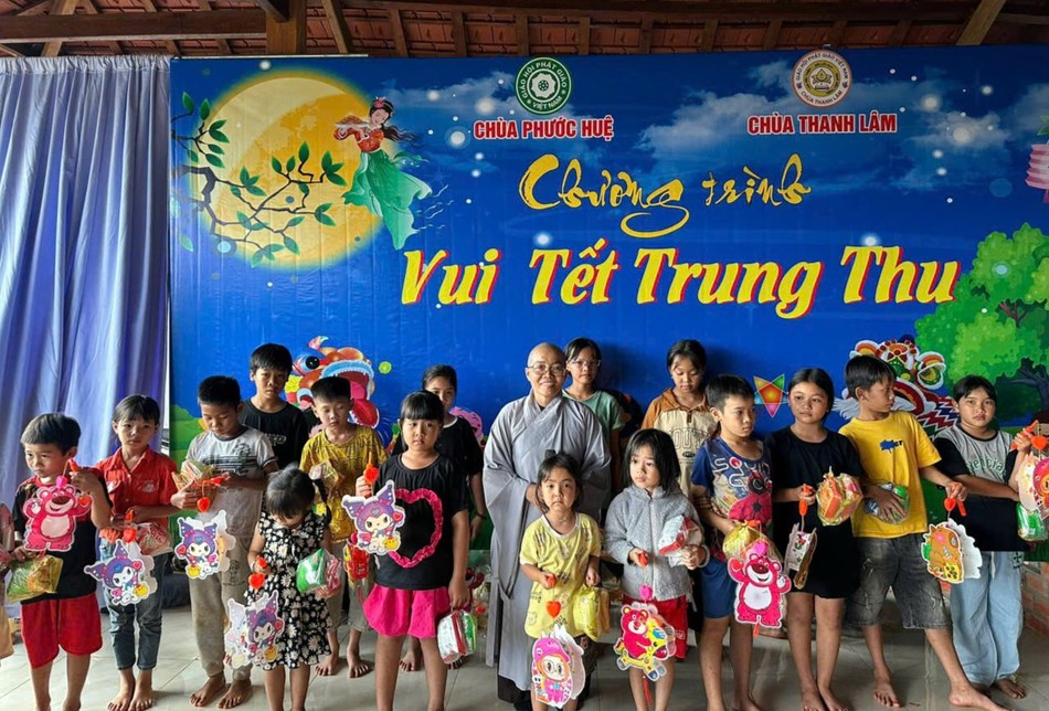 Sư cô Thích nữ Đức Tâm, trụ trì chùa Phước Huệ trao quà trung thu cho các em thiếu nhi Sư cô Thích nữ Đức Tâm, trụ trì chùa Phước Huệ trao quà trung thu cho các em thiếu nhi