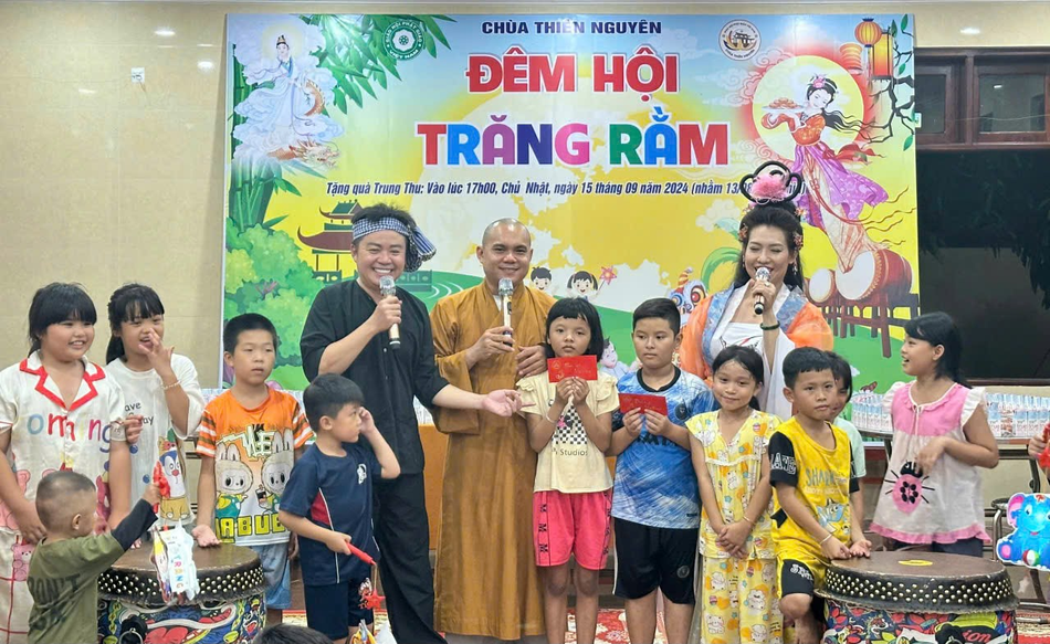 Các em thiếu nhi được giao lưu với chú Cuội, chị Hằng